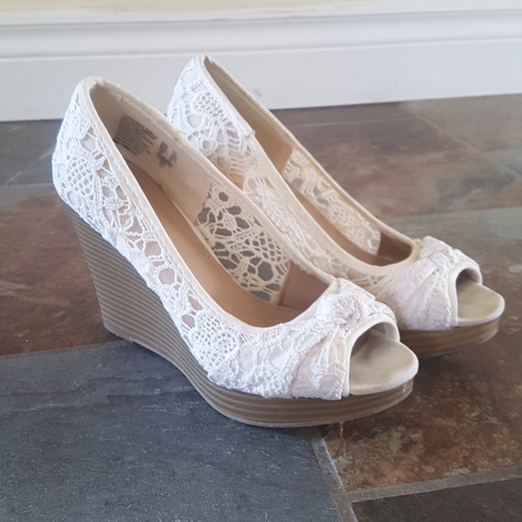 Shoes - Picture 1 of 3